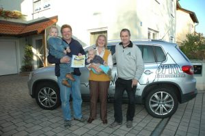 Scheckübergabe beim Tag der offnen Tür an eine Familie Scheckübergabe beim Tag der offnen Tür an eine Familie