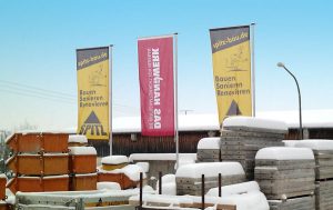 Betriebsfahnen der Firma Spitzbau sind abgebildet Betriebsfahnen der Firma Spitzbau sind abgebildet